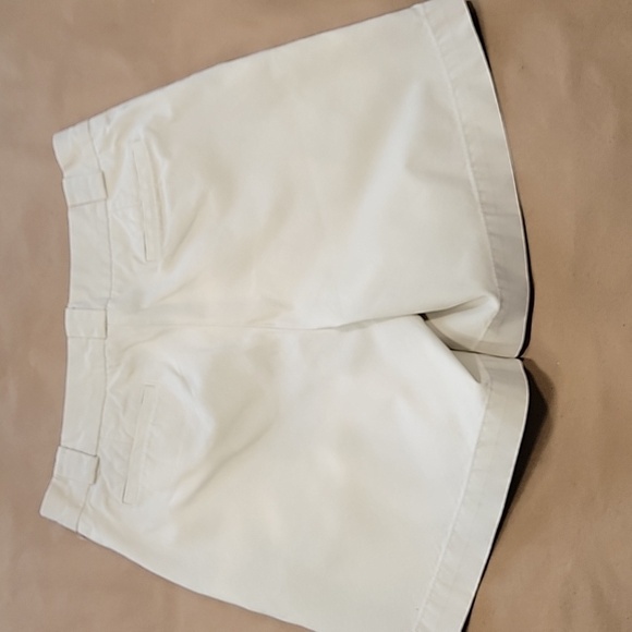 Gap Size 6 Khaki 6" Inseam Shorts, Gently Used Condition - Picture 4 of 10